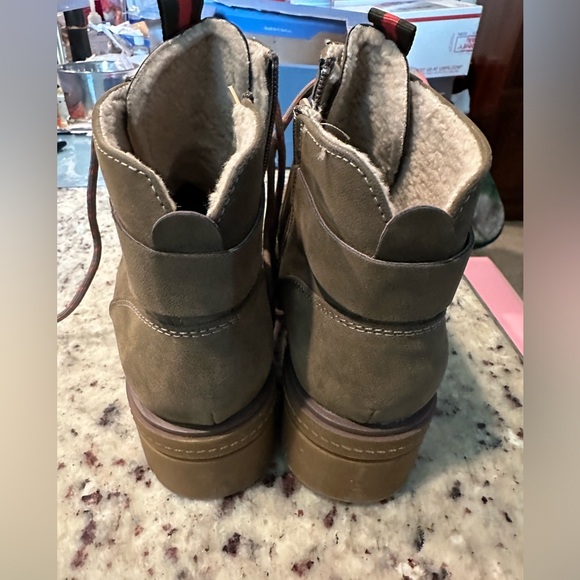 Last One! Woman’s Olive Nubuck Boot. Size 9 - Picture 3 of 11